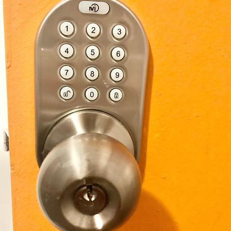 Women Only Rooms - Men Only Rooms - Free Wifi - Coffee Parking - Lockers Маями Екстериор снимка