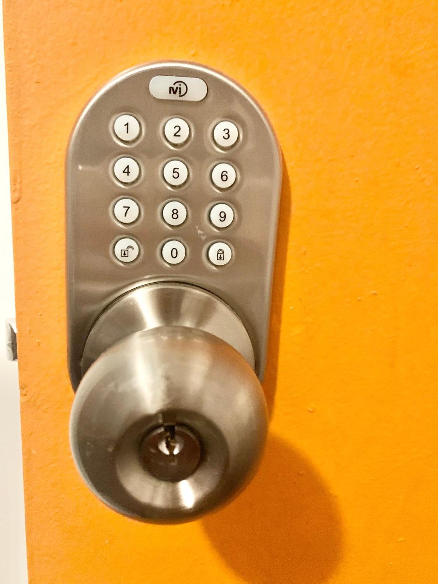 Women Only Rooms - Men Only Rooms - Free Wifi - Coffee Parking - Lockers Маями Екстериор снимка